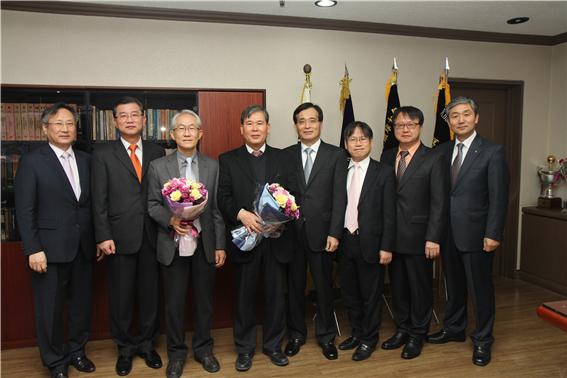 발전기금 기부 이자성·정형식 명예교수에 감사패 전달